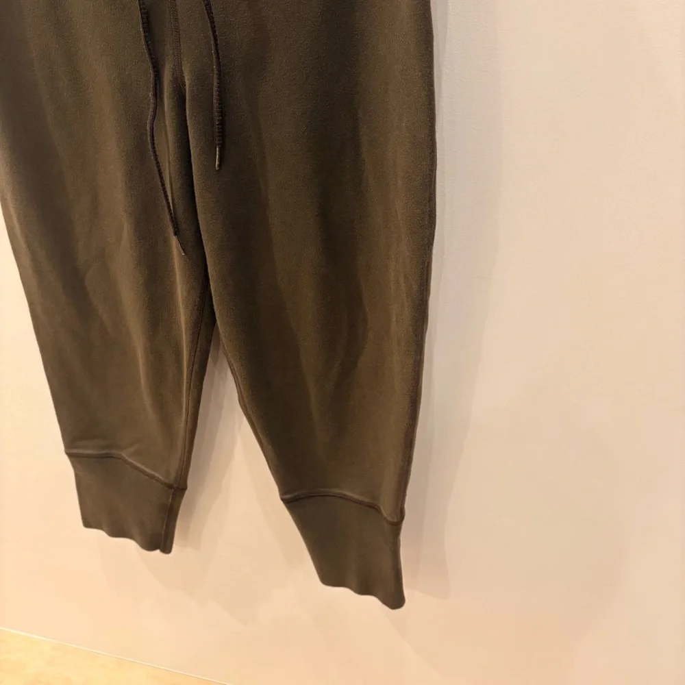 Lululemon Cropped Sweatpants - Picture 5 of 9